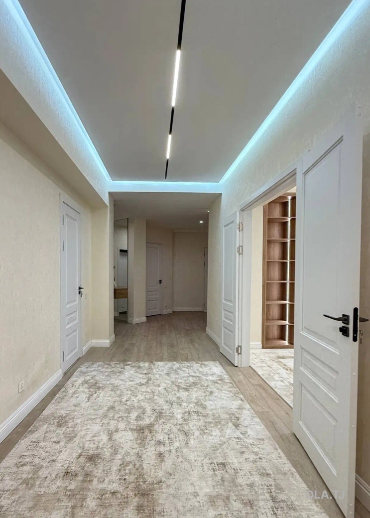 4 комнатная квартира, 3, 215 м²