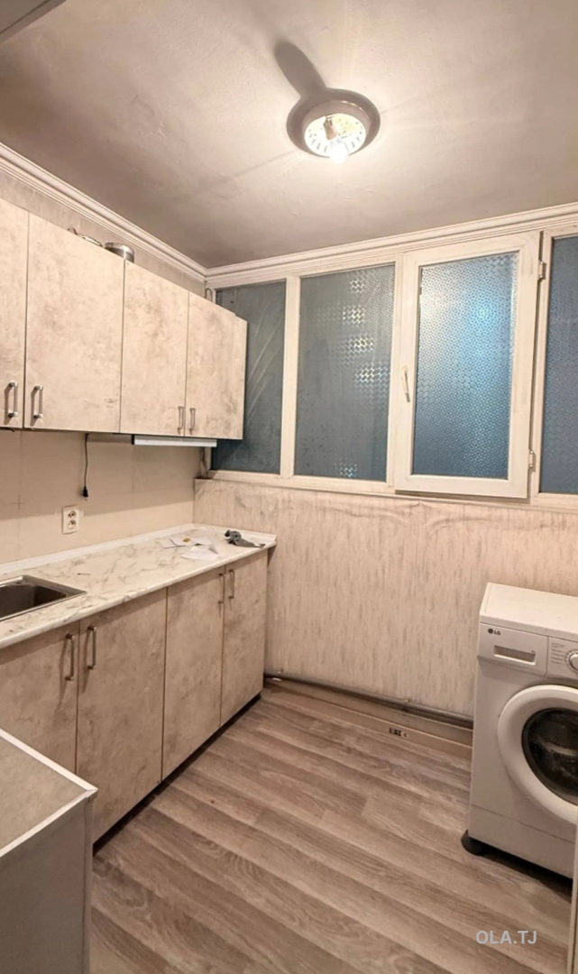 4 комнатная квартира, 1, 80 м²