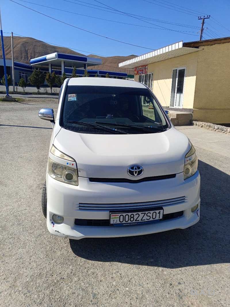 Toyota Voxy,  2009