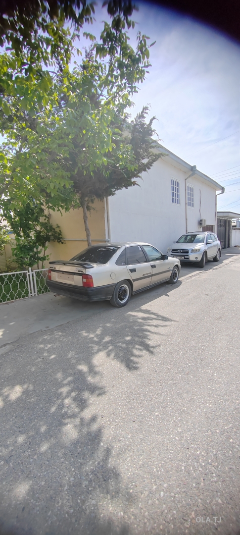 Opel Vectra A,  1990