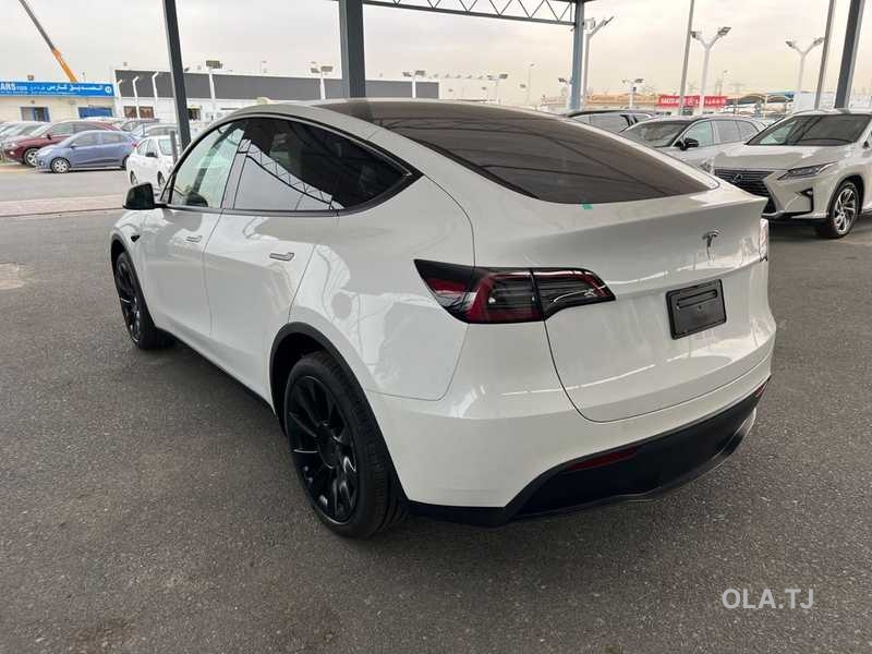 Tesla Model Y,  2025