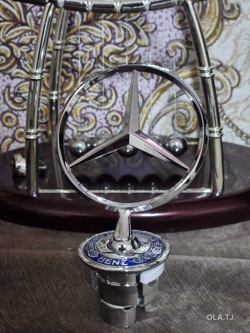 Значок от Mercedes-Benz