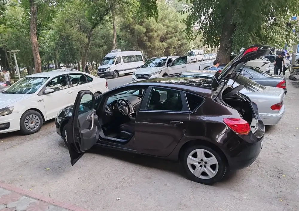 Opel Astra J,  2011