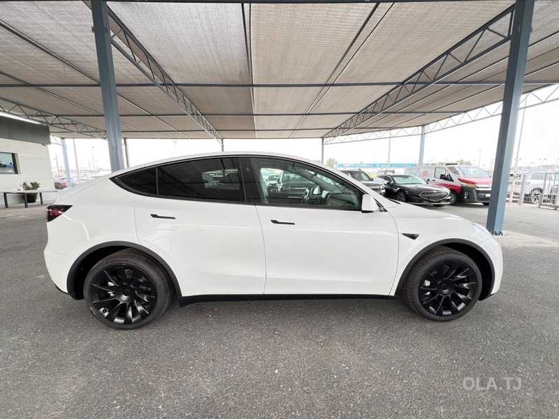 Tesla Model Y,  2025