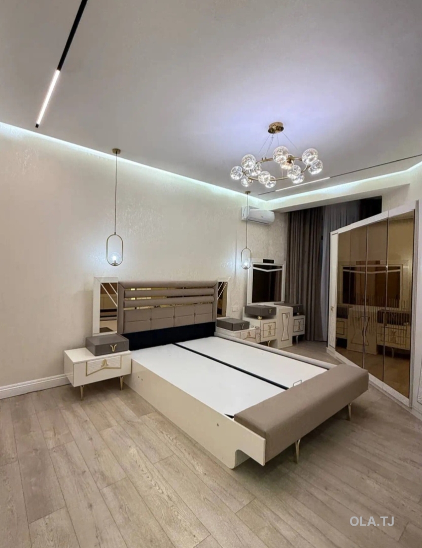 4 комнатная квартира, 3, 215 м²