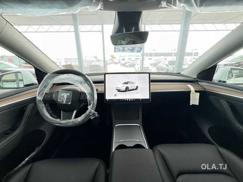 Tesla Model Y,  2025