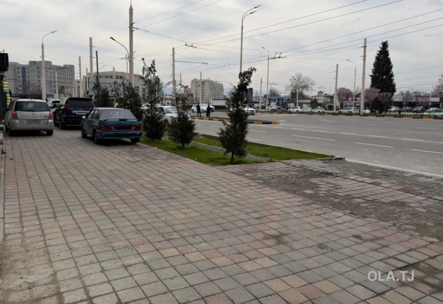Магозаи фурушии дар рохи калони мошингард н.Сино к. Рахмон набиев Ориентир: болницаи глазной 1этаж -245квадрат 2этаж -245квадрат Цокольный этаж - 154квадрат Цокольный этаж Этиреза дорад Хамаг