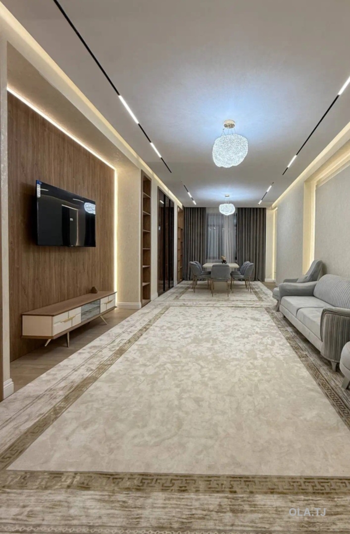 4 комнатная квартира, 3, 215 м²