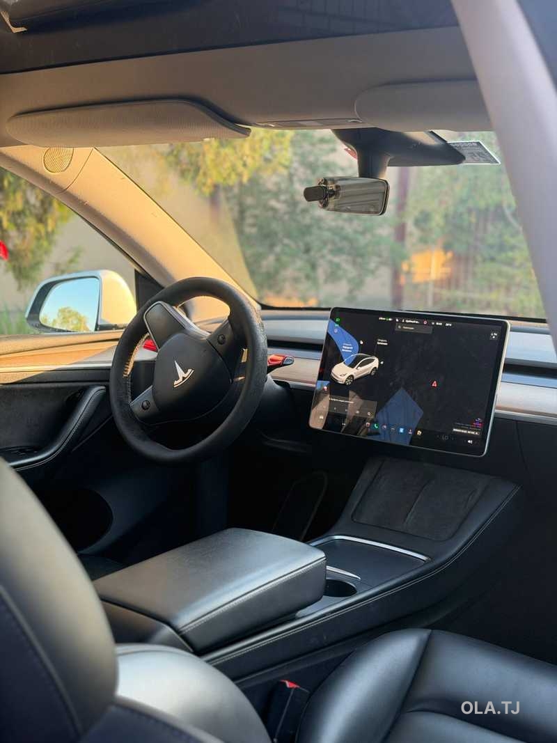 Tesla Model Y,  2021