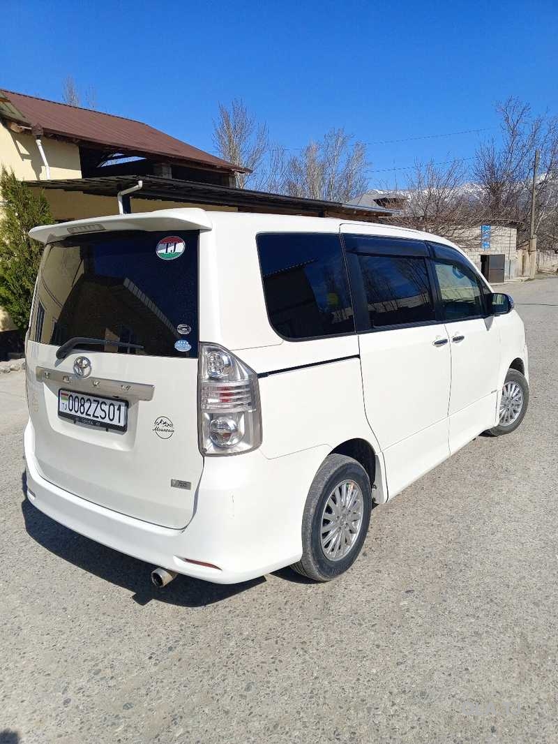 Toyota Voxy,  2009