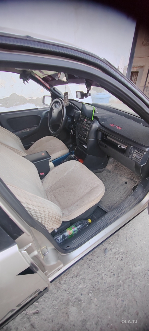 Opel Vectra A,  1990