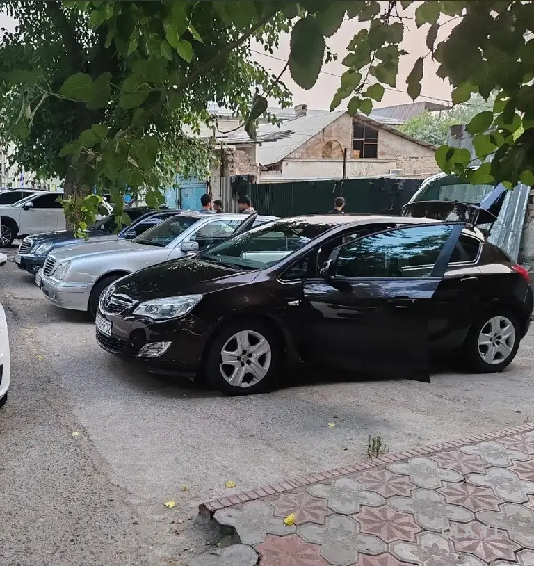 Opel Astra J,  2011