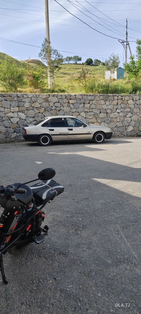 Opel Vectra A,  1990
