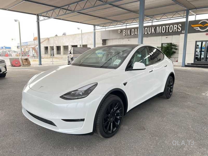 Tesla Model Y,  2025