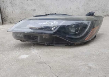 Передняя фара на Toyota